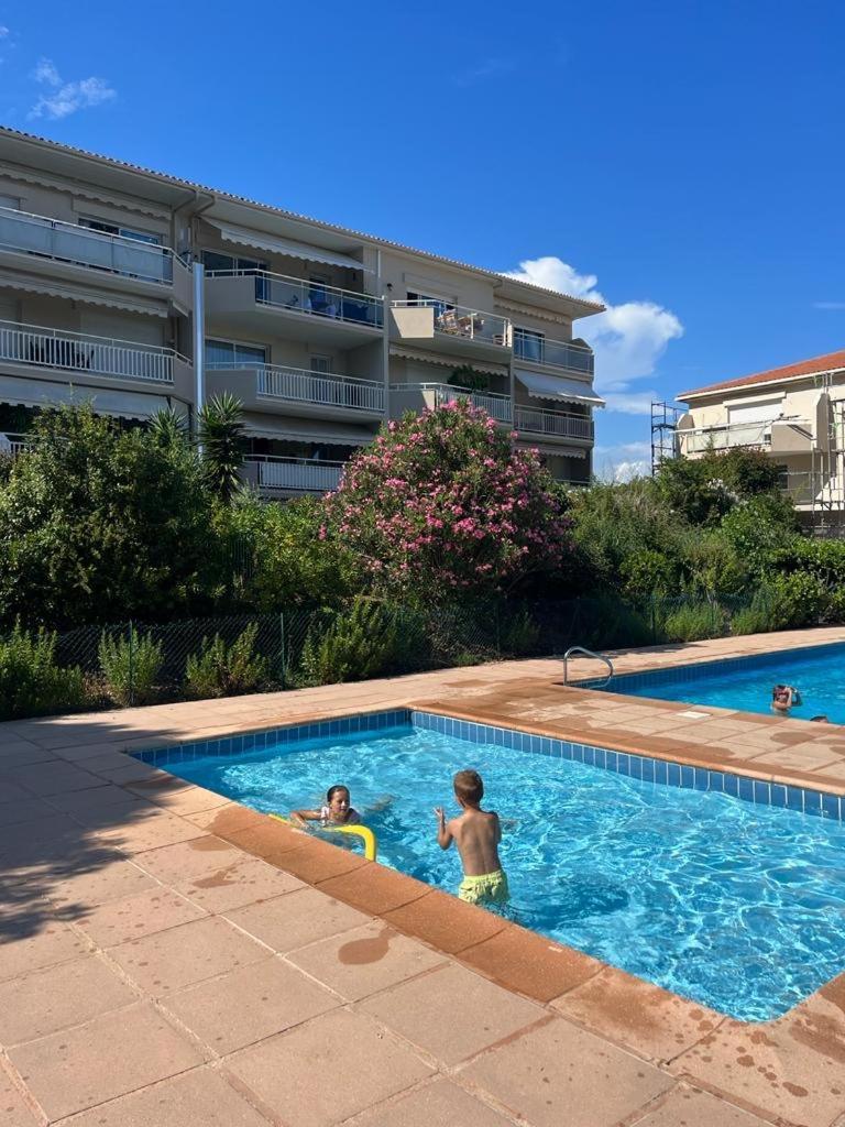 Studio Cosy Avec Terrasse Et Garage Saint-Laurent Du Var Limitrophe Nice Eksteriør billede